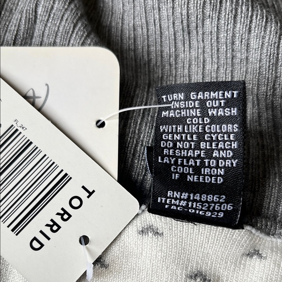 Torrid Gray and Burgundy Off-the-Shoulder Sweater flaws New Size 2X Disney Belle - Picture 5 of 13